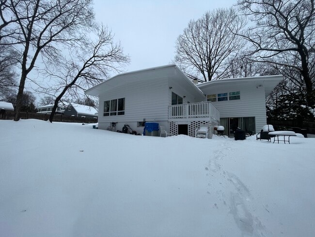 Building Photo - 20 Greenleaf Dr