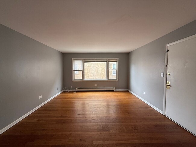 Building Photo - 2bed/1bath unit close to restaurants and s...