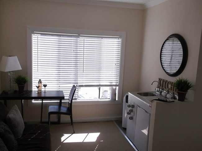 Building Photo - Charming Studio in The Heart Of Glendale