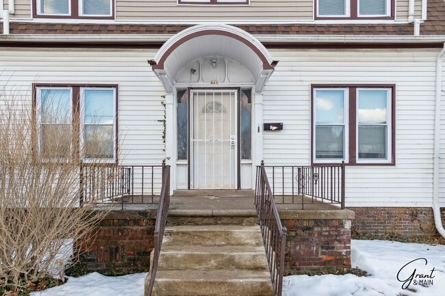 Building Photo - Stunning 3 Bedroom 1 Bath Colonial - Detroit