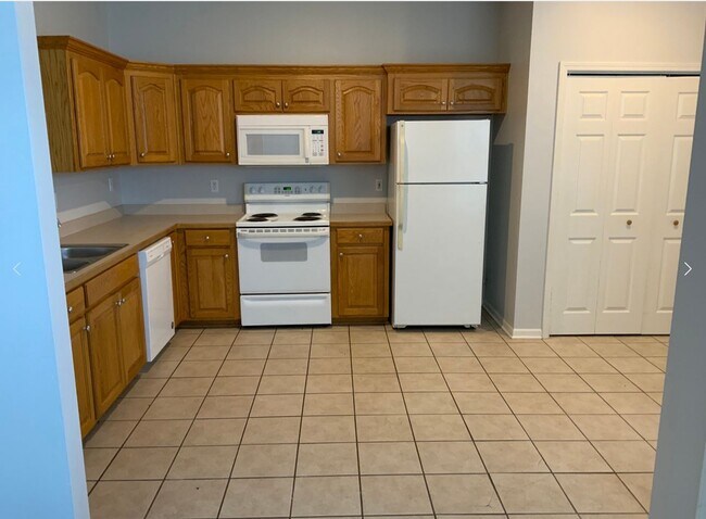 Foto del edificio - 115-115 Bradley Ct