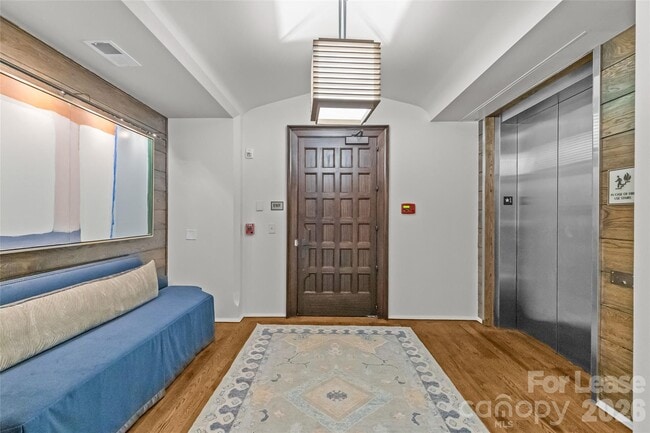 Building Photo - 1172 Queens Rd