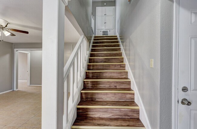 Building Photo - Duplex Available Now!