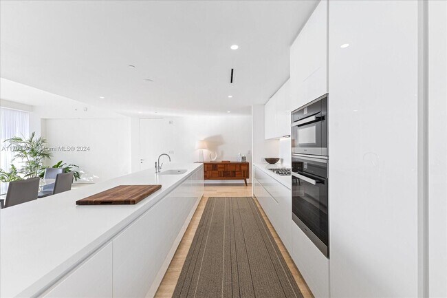 Building Photo - 9001 Collins Ave
