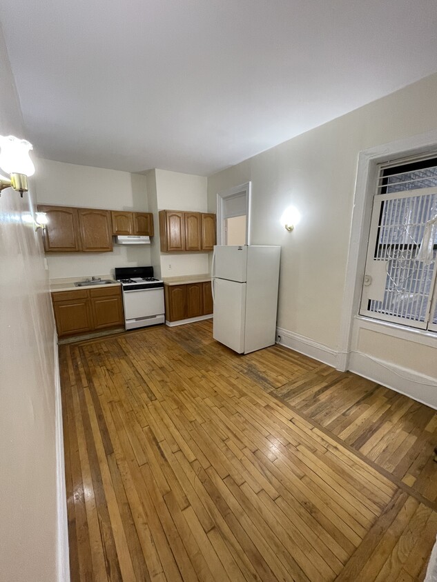 Primary Photo - 160 Claremont Ave