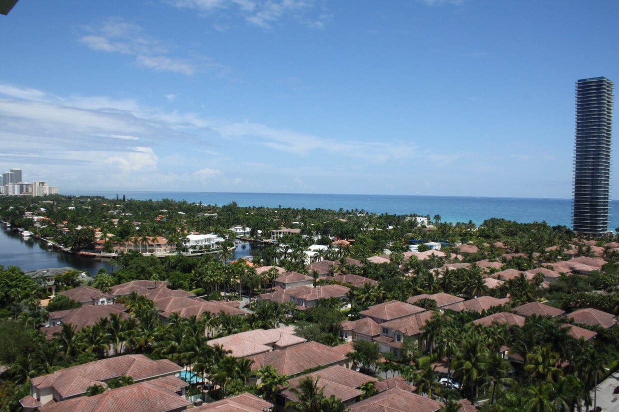 Primary Photo - 19390 Collins Ave