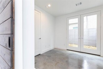 Building Photo - 5868 E Post Oak Ln