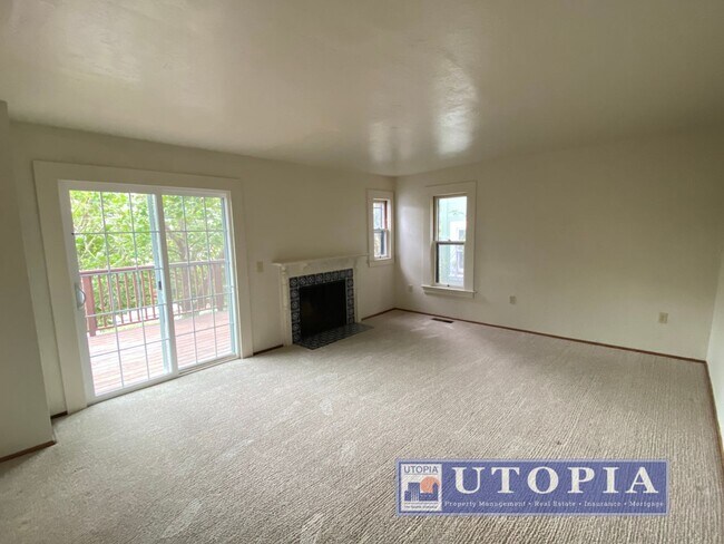 Building Photo - Beach Hill Townhouse, 3 Bedroom, 2.5 Bathroom just 2 Blocks to Main Beach