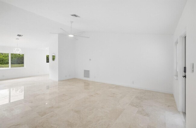 Foto del edificio - 235 NW 3rd Ct