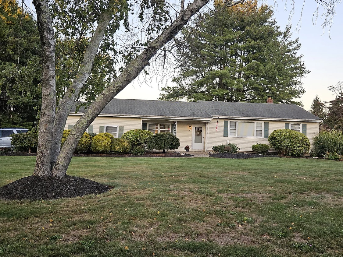 1 acre lot that backs up to a lawn - 20 Rosemary Ln