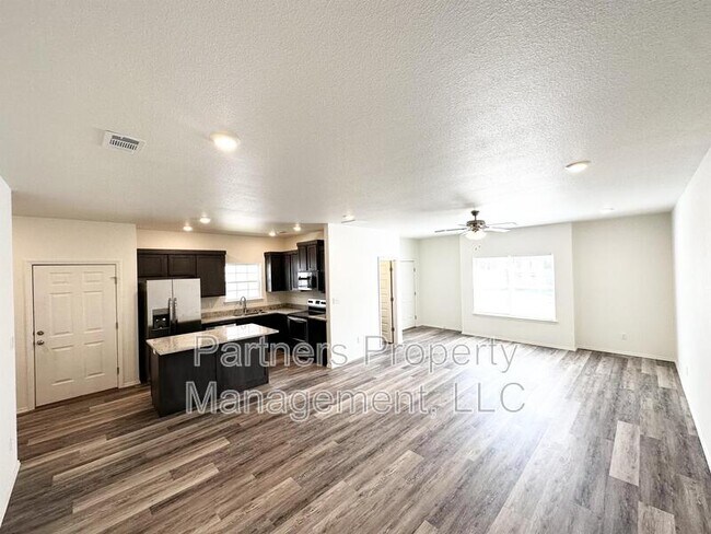 Building Photo - 875 S Amarillo Ave