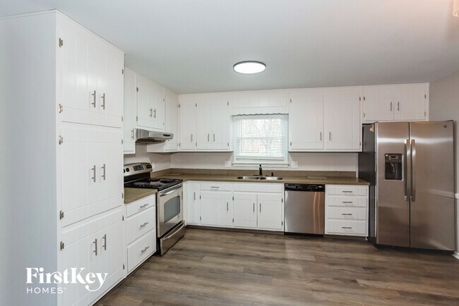 Building Photo - 10728 Lakeshore Dr W