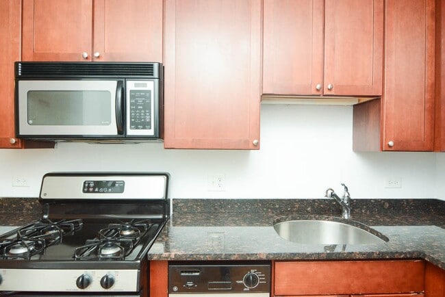 Building Photo - 628 W Wrightwood Ave