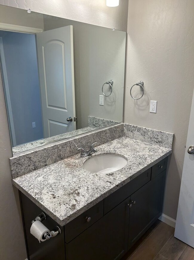 Building Photo - 3 BR 2 BA Available Now