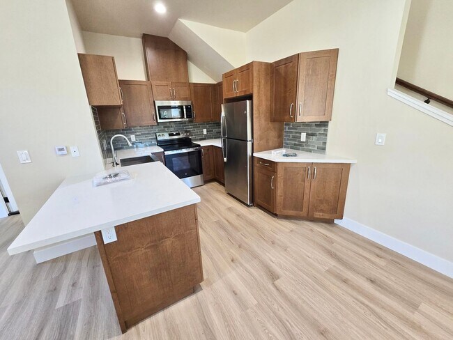 Foto del edificio - BRAND NEW! 3 bed 2.5 bath In Superb Locati...