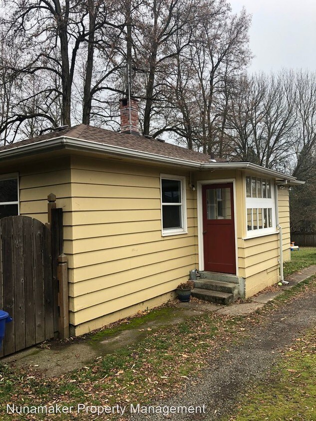 Primary Photo - 2 br, 1 bath House - 665 E. Jewett Blvd