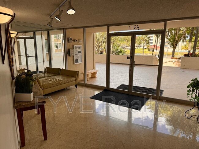 Foto del edificio - 6911 Environ Blvd