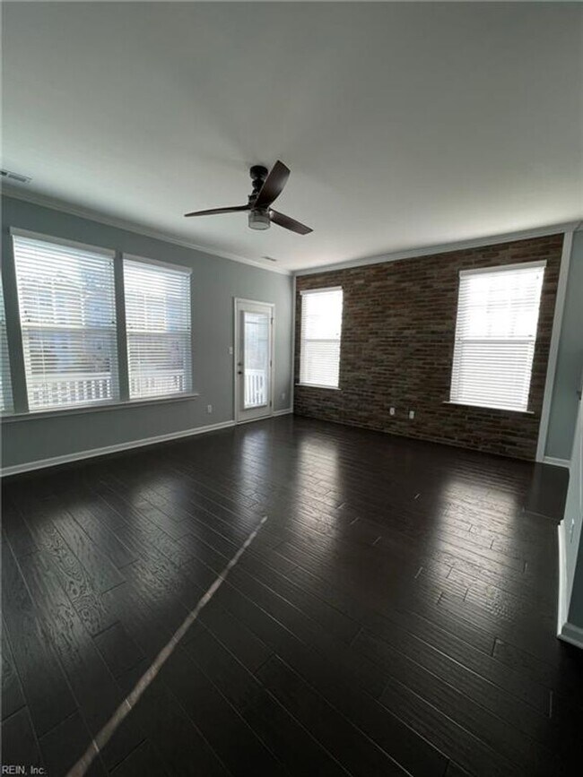 Building Photo - 3 BR 3.5 BA Townhouse