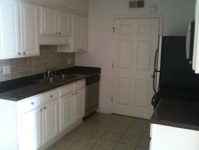 Foto del edificio - 1402 Camp Rd