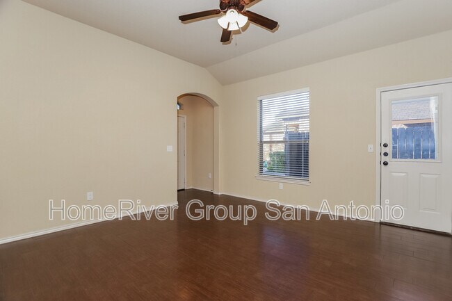 Foto del edificio - 672 Creekside Cir