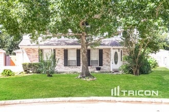 Building Photo - 16527 Pilgrims Cir