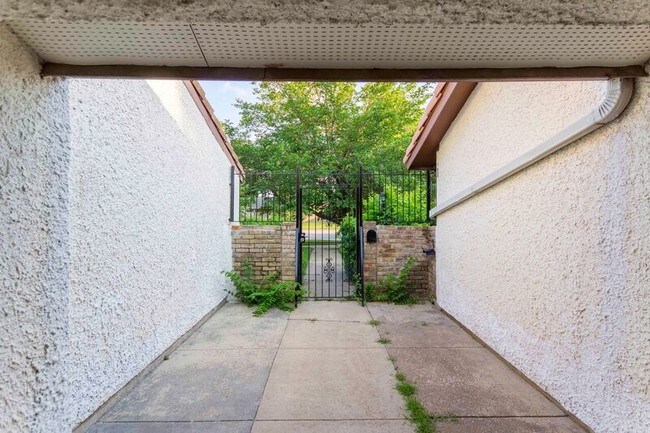 Foto del edificio - 817 W Rochelle Rd