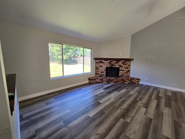 Foto del edificio - Freshly updated 3-bedroom, 2-bath home