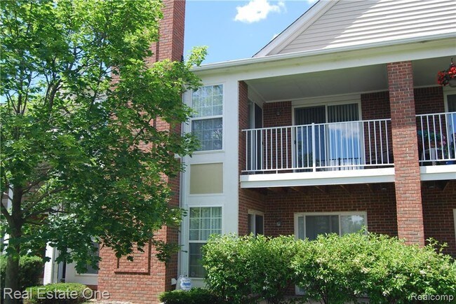 Foto del edificio - 5681 Pine Aires Dr