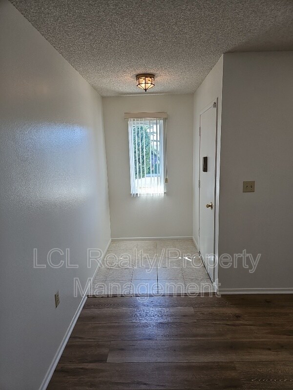 Building Photo - 25880 Coombe Hill Dr