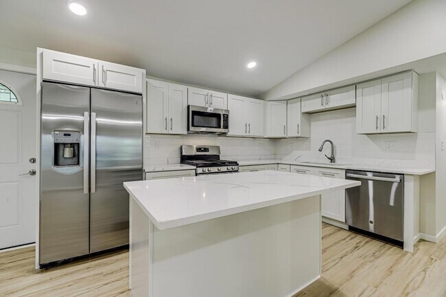 Foto del edificio - 835 Niagara Ln N