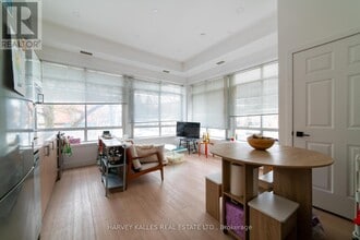 Building Photo - 409 College St