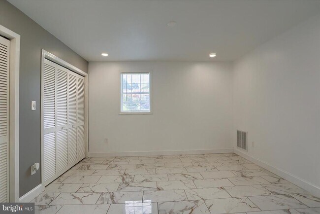 Foto del edificio - 7725 Farmdale Ave