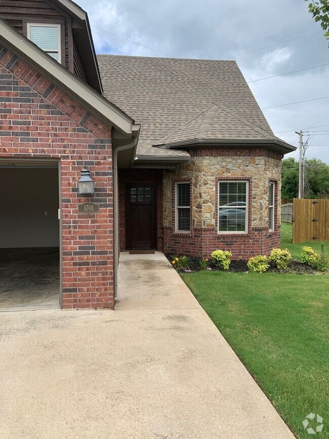Building Photo - 1701 SW Stonegrove Rd