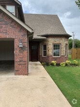 Building Photo - 1701 SW Stonegrove Rd