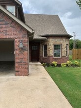 Building Photo - 1701 SW Stonegrove Rd