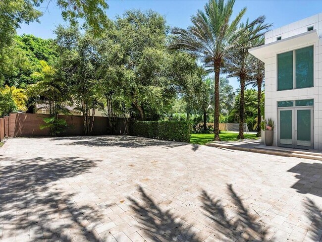 Foto del edificio - 3917 S Le Jeune Rd