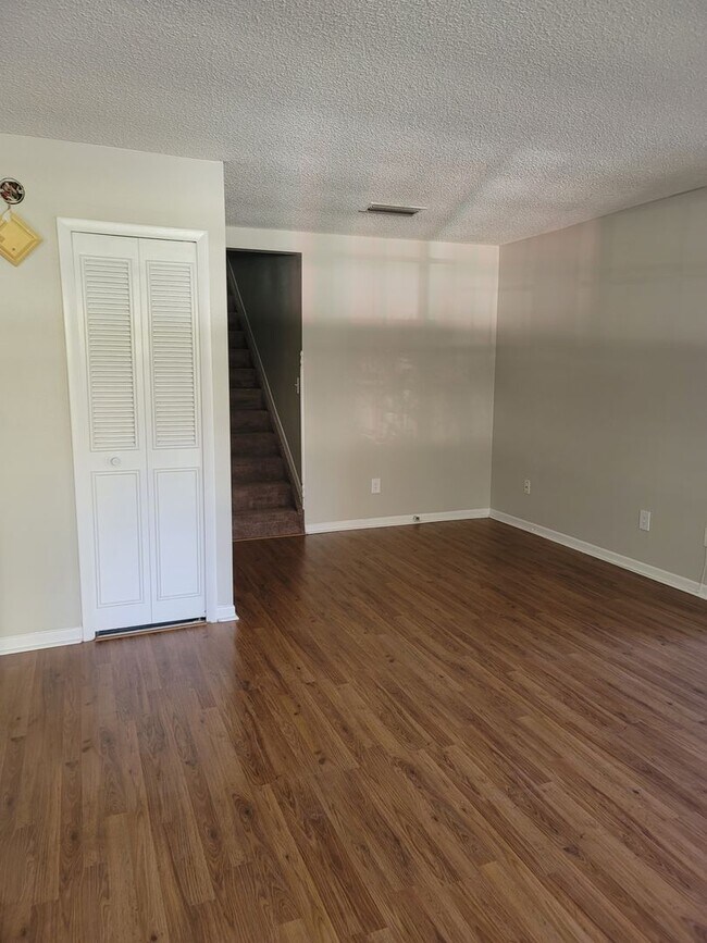 Building Photo - Sought After Raintree Manor Townhome