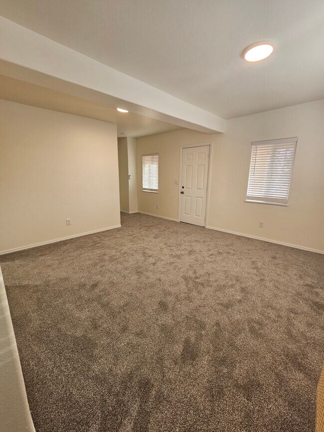 Foto del edificio - 1 bedroom, 1 bath- Duplex top unit