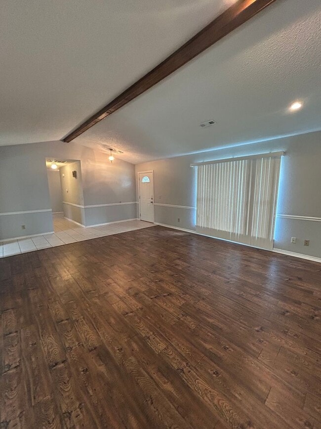 Building Photo - Spacious 3 Bed, 2 Bath Home in the Heart o...