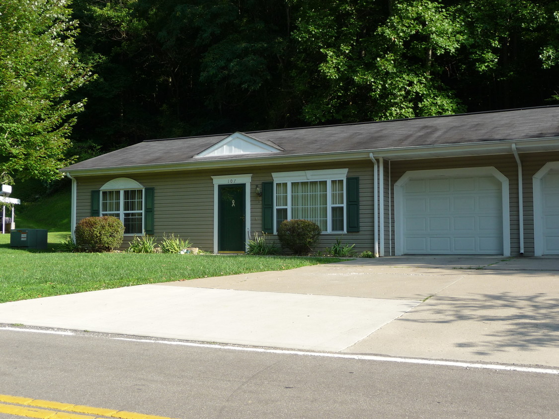 Front view with 1 car garage - 107 Forest Brook Dr