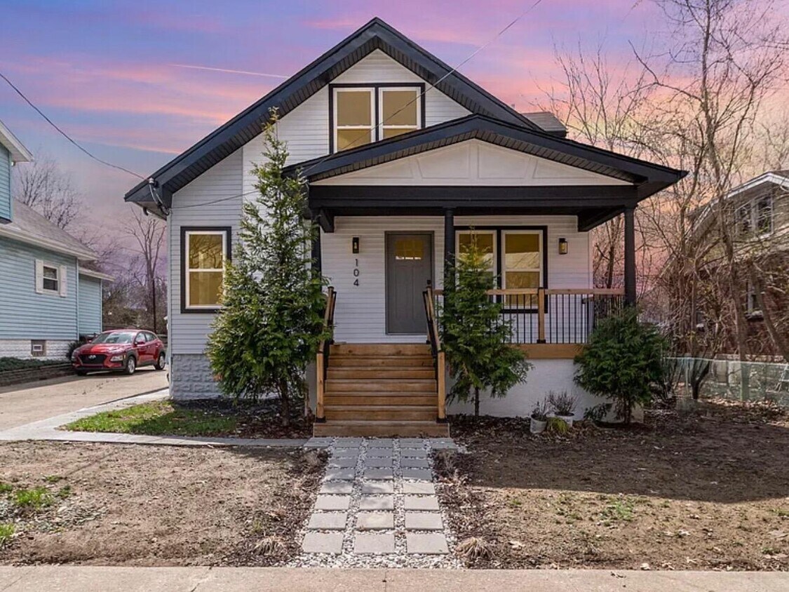 Foto principal - 104 W 1st St