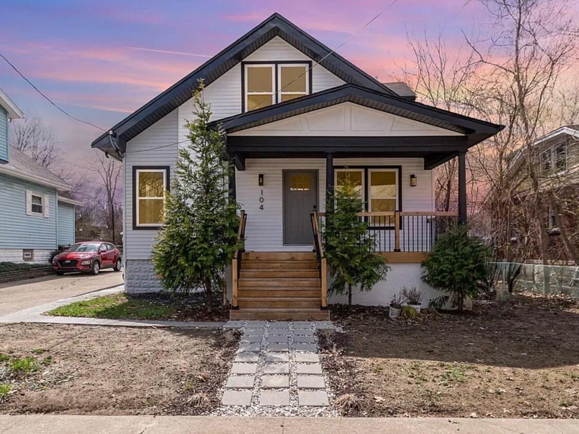 Primary Photo - 104 W 1st St
