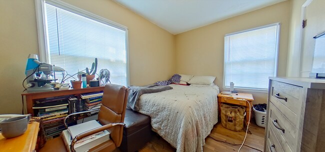 Building Photo - Fenced-in Yard + Off-Street Parking + Wash...