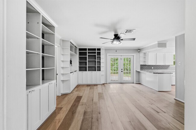 Foto del edificio - 5019 Oak Forest Dr