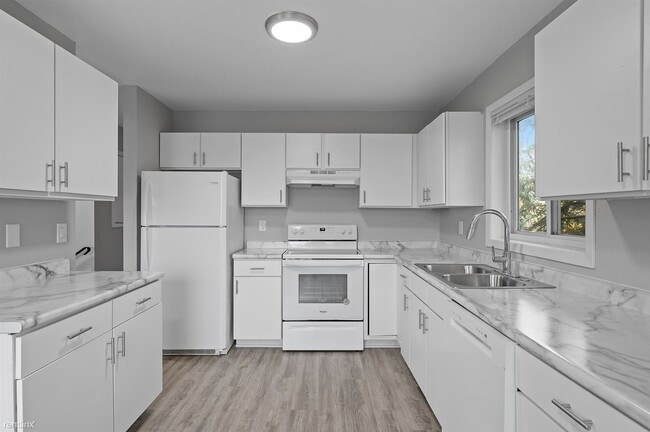 Building Photo - 3 br, 1 bath Condo - 924 Southeast 9th Ave...