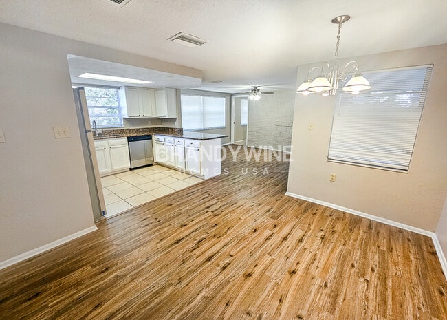 Building Photo - **1 MONTH FREE HOLIDAY SPECIAL!!** Market ...
