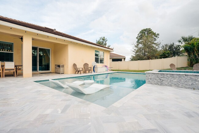 Foto del edificio - Exquisite 3/2/2 POOL home in Stuart