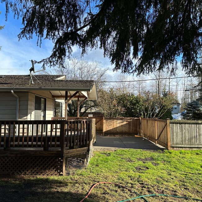 Building Photo - 3 bedroom, 1 bathroom located on Madison W...