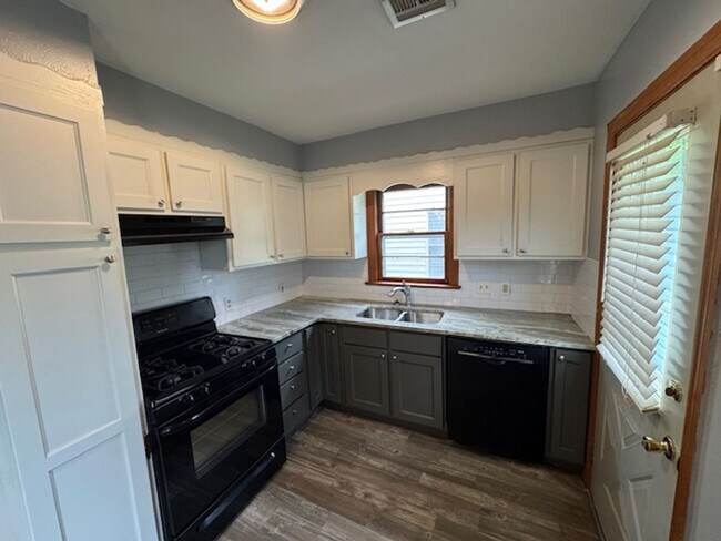 Foto del edificio - 3 bed 1 bath in Chickasha! great updates!