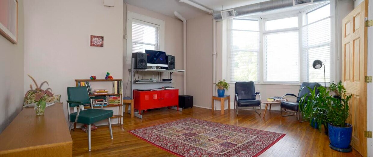 West bedroom - 127 Iowa Avenue